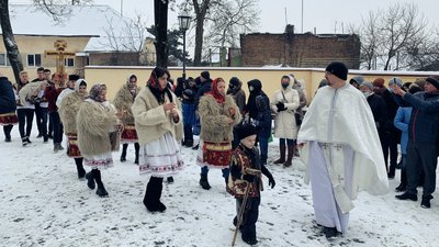 Без пірнань у річку: як освячували воду біля Ужгородського греко-католицького собору Без пірнань у річку: як освячували воду біля Ужгородського греко-католицького собору