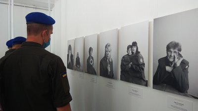 У кітелі: витавку світлин загиблих Героїв презентували у Черкасах У кітелі: витавку світлин загиблих Героїв презентували у Черкасах