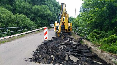 У Журавці Варвинського району перекрили дорогу: ремонтують аварійний міст У Журавці Варвинського району перекрили дорогу: ремонтують аварійний міст