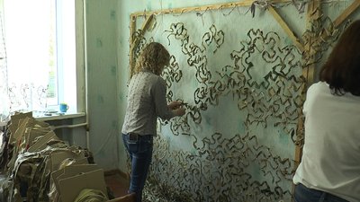 Волонтерки вплітають стрічки на основу-заготовку Волонтерки вплітають стрічки на основу-заготовку