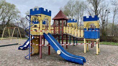 У місті на Черкащині невідомі потрощили дитячий майданчик. У міськраді кажуть, що не вперше У місті на Черкащині невідомі потрощили дитячий майданчик. У міськраді кажуть, що не вперше