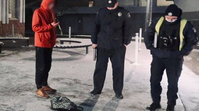 У Франківську поліцейські затримали хлопця з наркотиками