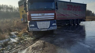 Біля Чернігова через ожеледицю автобус та фура з'їхали в кювет Біля Чернігова через ожеледицю автобус та фура з'їхали в кювет
