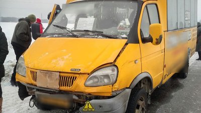 Троє дорослих та одна дитина травмувалися в аварії під Сумами Троє дорослих та одна дитина травмувалися в аварії під Сумами