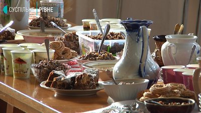 Кутя за різними рецептами: у рівненській бібліотеці пригощали читачів