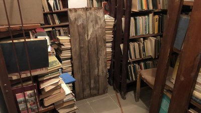 У Закарпатській бібліотеці відновлюють книгосховище. Влітку після дощів підтопило 11 тис. книг У Закарпатській бібліотеці відновлюють книгосховище. Влітку після дощів підтопило 11 тис. книг