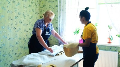 Печуть булочки з маком для українських захисників: як працює кризовий центр у Вінниці Печуть булочки з маком для українських захисників: як працює кризовий центр у Вінниці