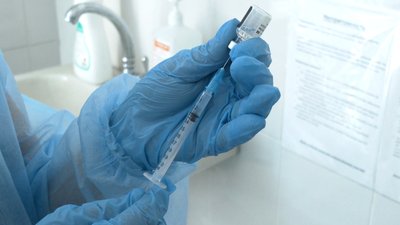 Вакцинують працівників сфери освіти у міській поліклініці №2 препаратом Pfizer дві мобільні бригади, які працюють позмінно Вакцинують працівників сфери освіти у міській поліклініці №2 препаратом Pfizer дві мобільні бригади, які працюють позмінно