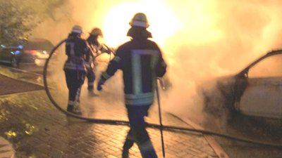 В Одесі горіли дві автівки В Одесі горіли дві автівки