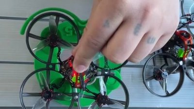 Хмельничанин безкоштовно навчає військових пілотуванню FPV–дронів Хмельничанин безкоштовно навчає військових пілотуванню FPV–дронів