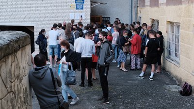 В чергах та без довідки про вакцинацію. Як поселяють у гуртожитки чернівецького університету В чергах та без довідки про вакцинацію. Як поселяють у гуртожитки чернівецького університету