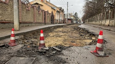 "Ями такі, що можна залишити пів машини". У Чернівцях почали капремонт частини вулиці Кармелюка