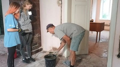 Волонтери зі всієї України допомагають облаштовувати музейну резиденцію на Тернопільщині Волонтери зі всієї України допомагають облаштовувати музейну резиденцію на Тернопільщині