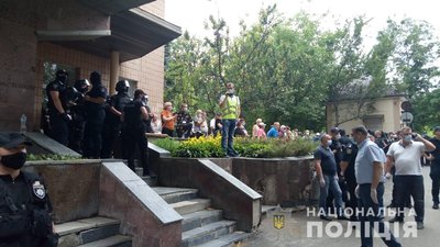 Поліція розслідує сутички біля диспансеру у Харкові за трьома статтями Поліція розслідує сутички біля диспансеру у Харкові за трьома статтями