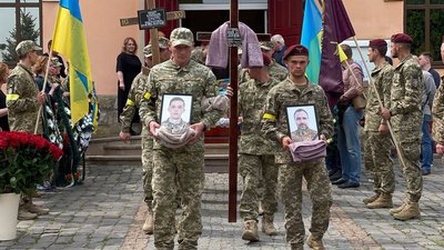 З загиблим на війні херсонцем Олександром Колгановим попрощались у Чернівцях З загиблим на війні херсонцем Олександром Колгановим попрощались у Чернівцях