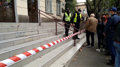 В центрі Одеси "мінували" одну з виборчих дільниць В центрі Одеси "мінували" одну з виборчих дільниць