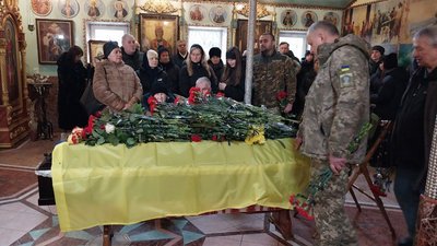 "Це фронт. Це кордон". У Сумах попрощалися з солдатом Андрієм Лебідем "Це фронт. Це кордон". У Сумах попрощалися з солдатом Андрієм Лебідем