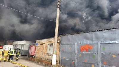 Пожежа на складі з лакофарбовими матеріалами Пожежа на складі з лакофарбовими матеріалами