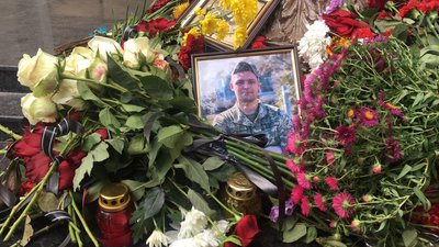 Харків'яни несуть квіти до Університету повітряних сил