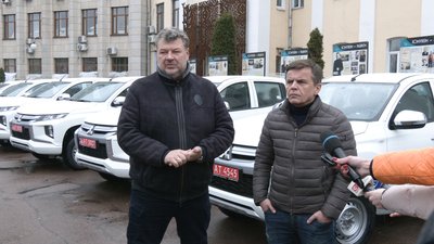 У Житомирі для українських захисників передали 10 пікапів та 50 FPV-дронів У Житомирі для українських захисників передали 10 пікапів та 50 FPV-дронів