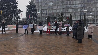 "За живу школу!": акція проти дистанційного навчання проходить у Вінниці "За живу школу!": акція проти дистанційного навчання проходить у Вінниці