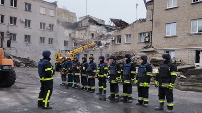 Загін рятувальників з Хмельниччини під час підготовки до розбору завалів у Херсоні