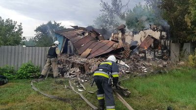 Росіяни обстріляли з артилерії село на Харківщині: влучили в приватний будинок Росіяни обстріляли з артилерії село на Харківщині: влучили в приватний будинок