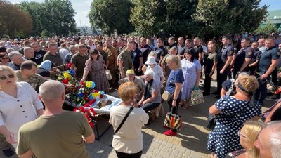 "Це та людина, яка веде хлопців вперед": у Прилуках попрощалися з капітаном ЗСУ Олександром Волобуєвим "Це та людина, яка веде хлопців вперед": у Прилуках попрощалися з капітаном ЗСУ Олександром Волобуєвим