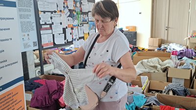 Гуманітарка, куточок читача, хвостата "співробітниця". Як працює Сєвєродонецький хаб для переселенців у Дніпрі