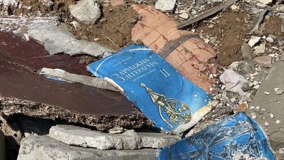 Вдвічі менше першокласників: як цьогоріч навчатимуться у лозівському ліцеї на Харківщині, який зруйнувала РФ Вдвічі менше першокласників: як цьогоріч навчатимуться у лозівському ліцеї на Харківщині, який зруйнувала РФ
