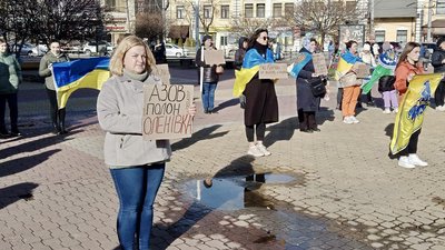 Учасники акції "Поверніть Героїв додому" з плакатами стояли в центрі міста, 10 листопада 2023, Хмельницький Учасники акції "Поверніть Героїв додому" з плакатами стояли в центрі міста, 10 листопада 2023, Хмельницький