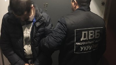Співробітники ДБР затримали патрульних поліцейських під час збуту наркотичних речовин