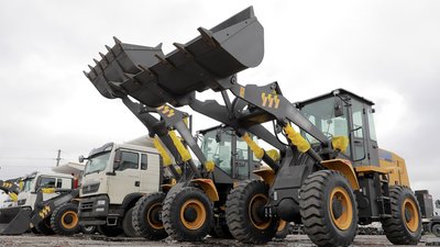 Шість громад на Чернігівщині отримали спецтехніку для розчищення завалів та переробки відходів руйнувань Шість громад на Чернігівщині отримали спецтехніку для розчищення завалів та переробки відходів руйнувань