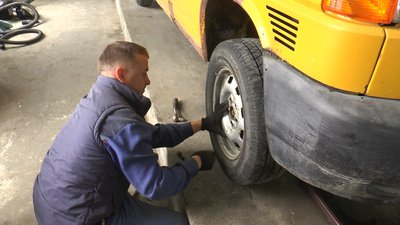 У Калуші на Франківщині працівники СТО безкоштовно ремонтують автомобілі для потреб військових У Калуші на Франківщині працівники СТО безкоштовно ремонтують автомобілі для потреб військових