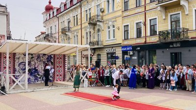 Дефіле у вишиванках в Тернополі