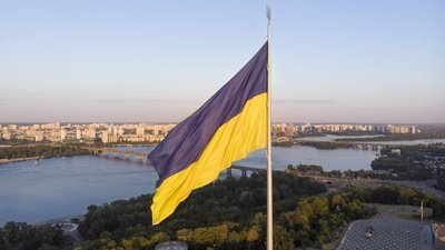 У Києві очікується сильний вітер: головний прапор довелося приспустити