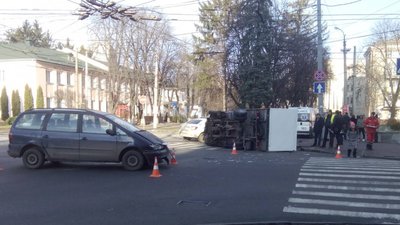 ДТП у центрі Хмельницького: на пішохідному переході перекинулась вантажівка