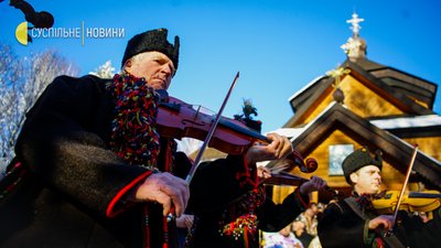 "Проживіть. Прослухайте, прочуйтеся!". Репортаж про коляду й Різдво в Криворівні "Проживіть. Прослухайте, прочуйтеся!". Репортаж про коляду й Різдво в Криворівні