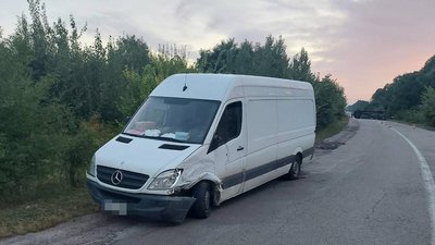 На Житомирщині перекинувся пасажирський бус: постраждала дитина та чоловік