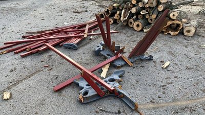 Харківський парк Горького прибирають після російських обстрілів Харківський парк Горького прибирають після російських обстрілів