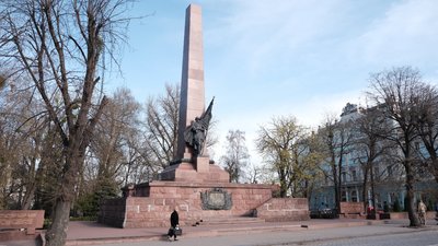 У Чернівцях розпочали готувати обґрунтування про демонтаж радянського монумента на Соборній площі