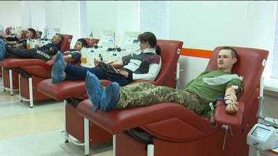 Військові у Сумах стали донорами крові для онкохворих дітей