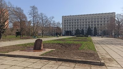 В Одесі невідомі облили фекаліями пам’ятний знак загиблим учасникам АТО В Одесі невідомі облили фекаліями пам’ятний знак загиблим учасникам АТО