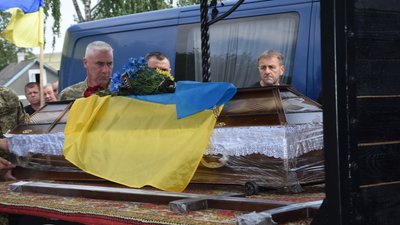 Зустрічали тіло загиблого на колінах. У Чернівецької області попрощались військовим