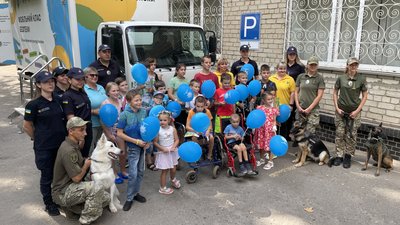До миколаївської лікарні завітали кінологи, рятувальники та поліцейські