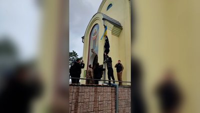 Поліцейські оголосили про підозру священнослужителю, який, ймовірно, вдарив підлітка біля храму на Житомирщині Поліцейські оголосили про підозру священнослужителю, який, ймовірно, вдарив підлітка біля храму на Житомирщині