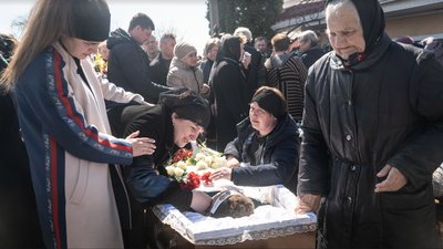 У Мотижині поховали родину старости села, вбиту росіянами У Мотижині поховали родину старости села, вбиту росіянами