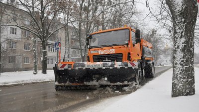 На Київщині дорожники продовжують долати наслідки снігопаду – КОВА