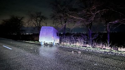 Машина з'їхала на узбіччя траси "Дніпро-Миколаїв" після зіткнення з людиною. Миколаївщина