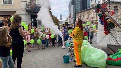 В Івано-Франківську для дітей-переселенців влаштували хімічне шоу "Бандера смузі"